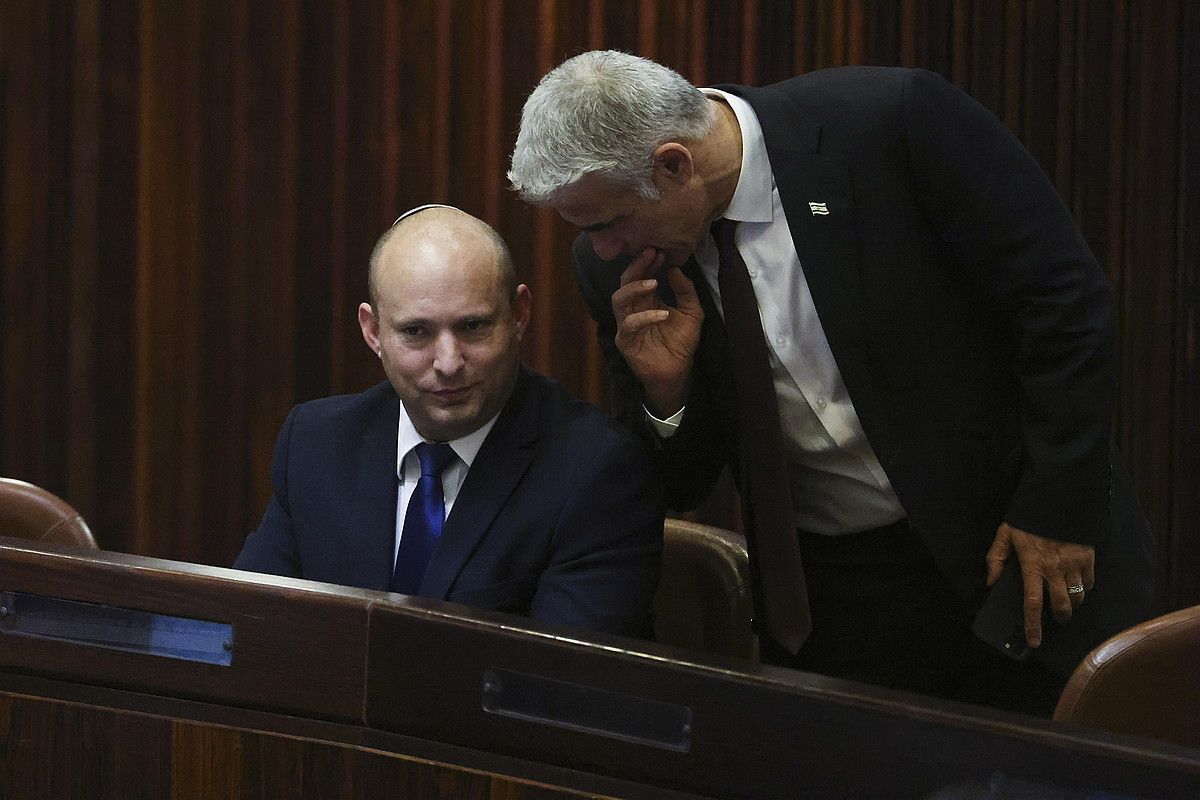 Naftali Bennett Yaminako burua eta Yair Lapid Yesh Atidekoa hizketan, atzo, Knesseten. RONEN ZVULUN / EFE. Naftali Bennett Yaminako burua eta Yair Lapid Yesh Atidekoa hizketan, atzo, Knesseten. RONEN ZVULUN / EFE.