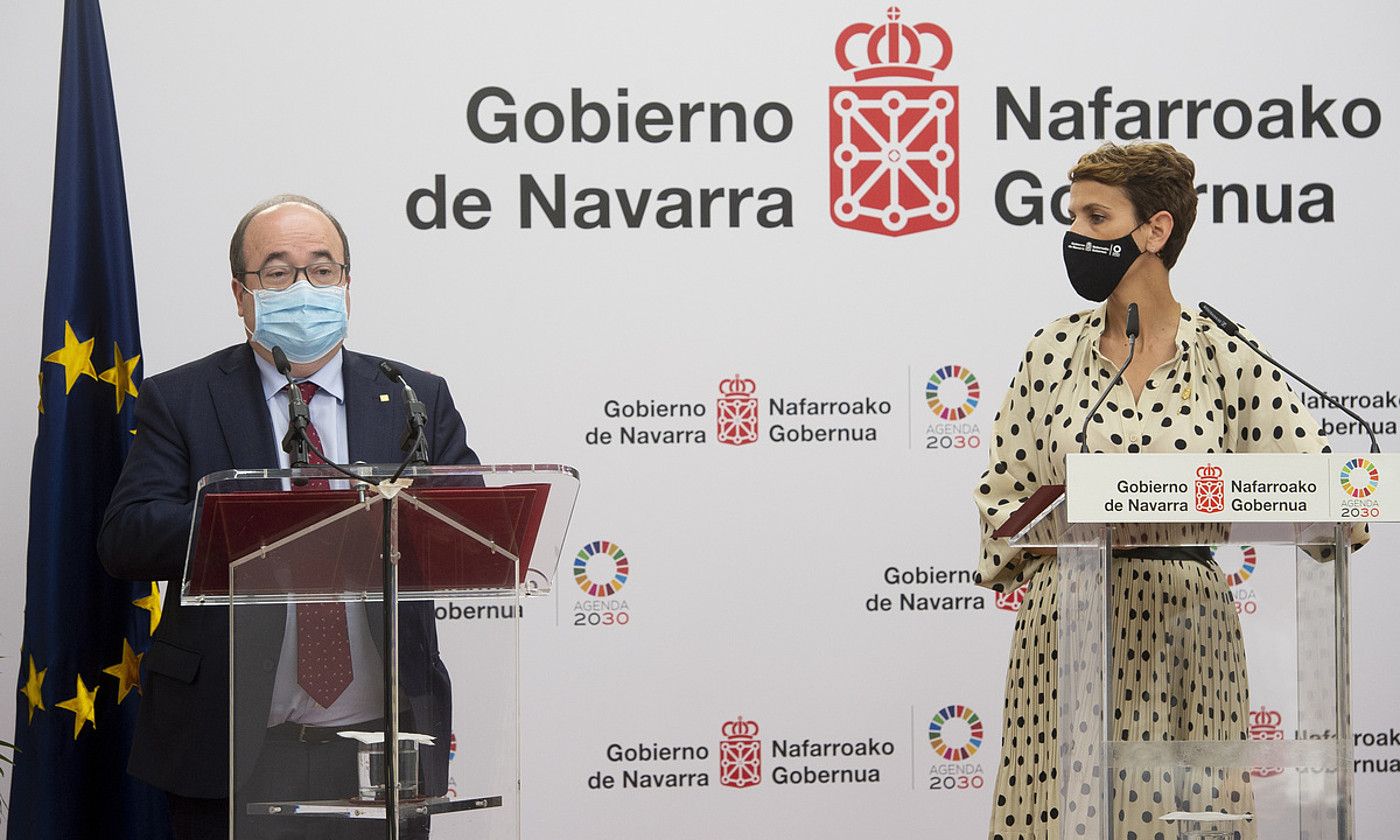 Miquel Iceta Espainiako Gobernuko Lurralde Politikako ministroa eta Maria Txibite Nafarroako Gobernuko lehendakaria, atzo, Iruñean. IÑIGO URIZ / FOKU.