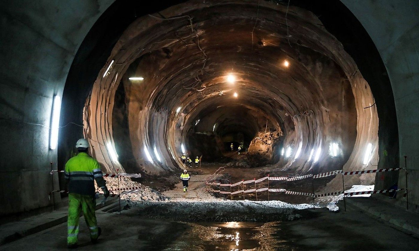 Metroaren obrako langileak Morlanstik Mirakontxara doan tunelean lanean. JAVIER ETXEZARRETA / EFE.