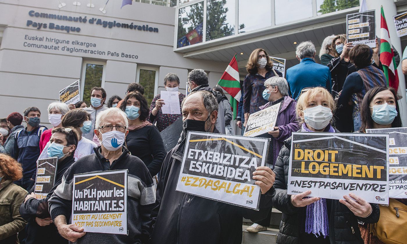 Baionan egindako protesta bat, etxebizitza politikaren harira. G. FAUVEAU.