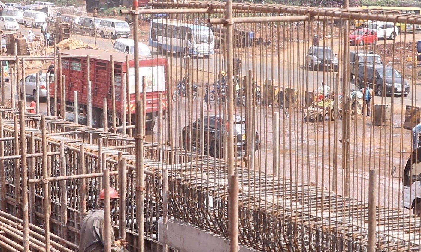 Nairobi hiriburuan errepide berriak eraikitzen. OSKAR EPELDE.