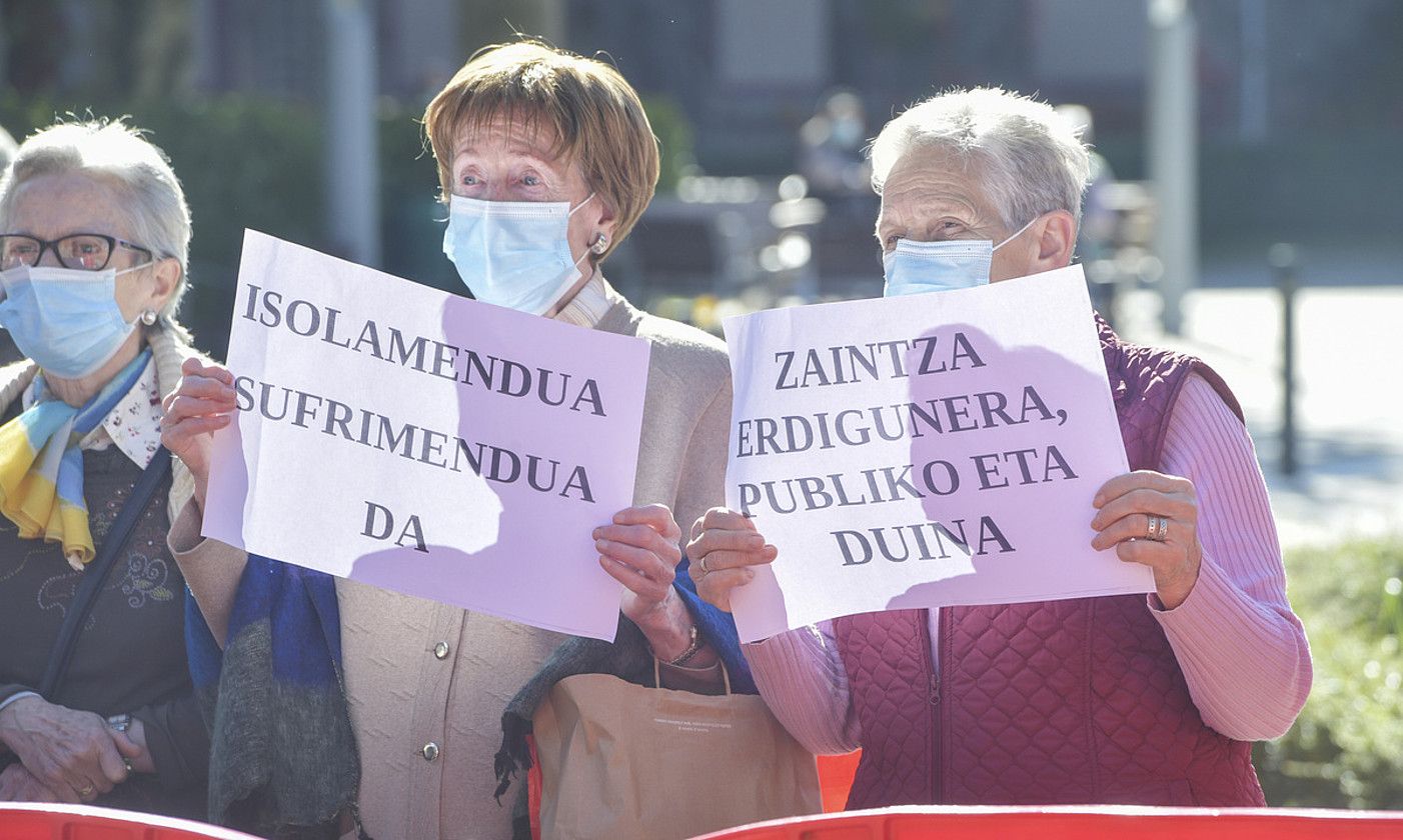 Zahar etxeen egoera salatzeko protesta bat, iaz. IDOIA ZABALETA / FOKU. Zahar etxeen egoera salatzeko protesta bat, iaz. IDOIA ZABALETA / FOKU.