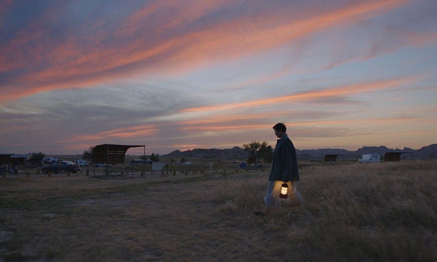 Frances McDormand antzezleak interpretatu du Nomadland filmaren bi protagonistetako bat, eta emakumezko antzezle onenaren Oscar saria jaso du. NOMADLAND.