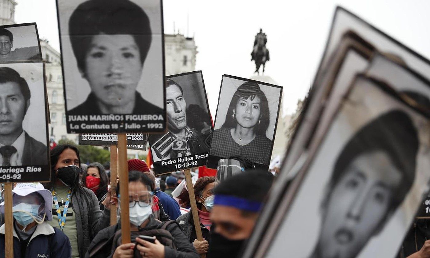 La Cantutako sarraskiko biktimen senideeen protesta. Alberto Fujimoriren agintaldian egin zuten sarraskia. P. A. / EFE.