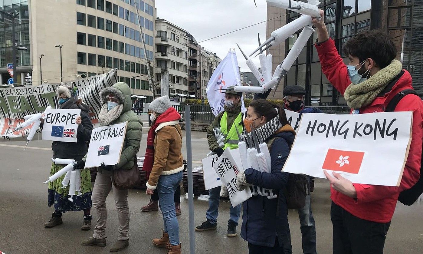 COVID-19aren aurkako txertoaren patenteen liberalizazioa eskatzeko protesta bat, Bruselan. CLARA LOPEZ GAMEZ / EFE.