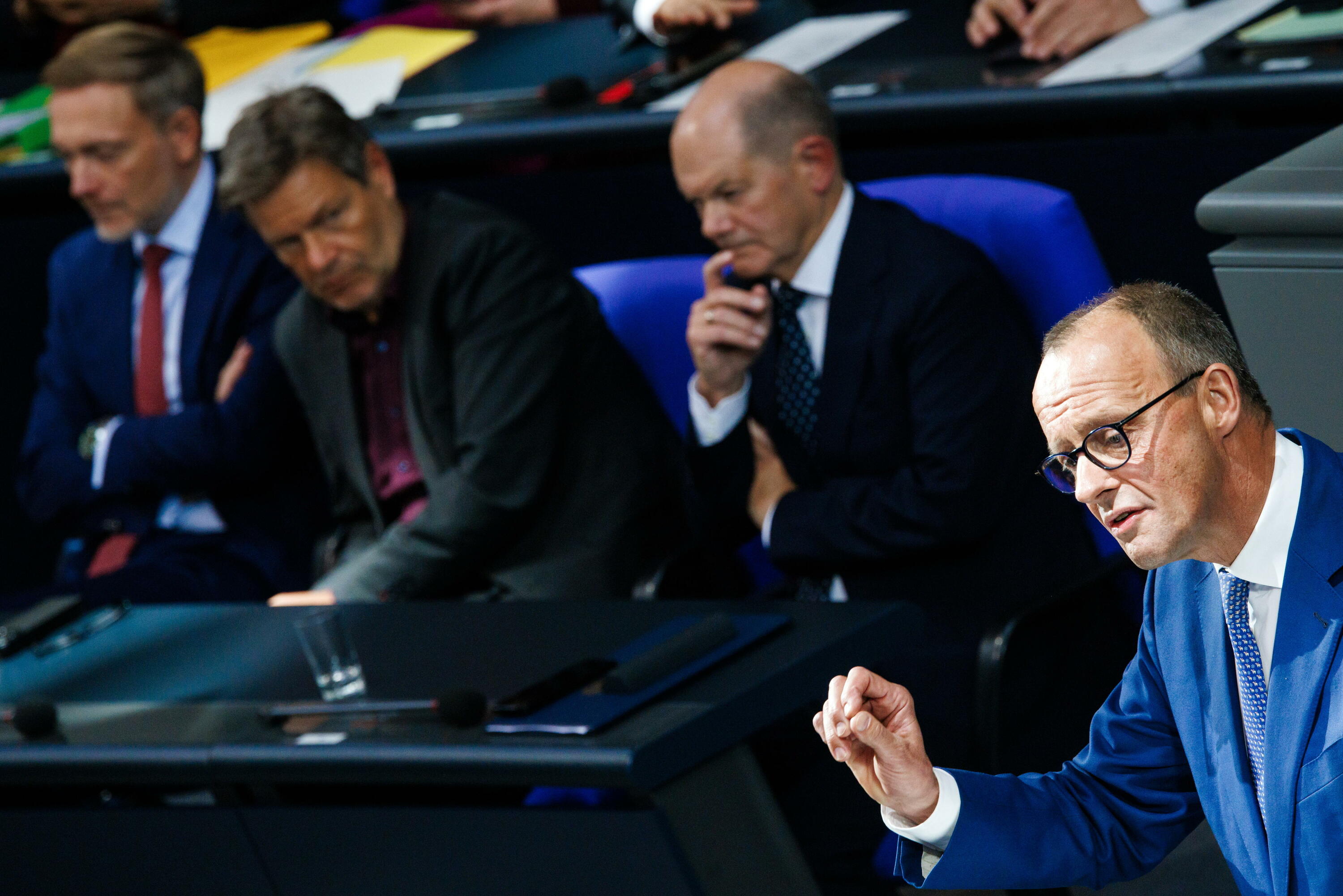 Friedrich Merz CDUko burua Bundestagen hizketan, atzean koalizio gobernuko hiru buruak zituela, joan den urrian.  CLEMENS BILAN / EFE