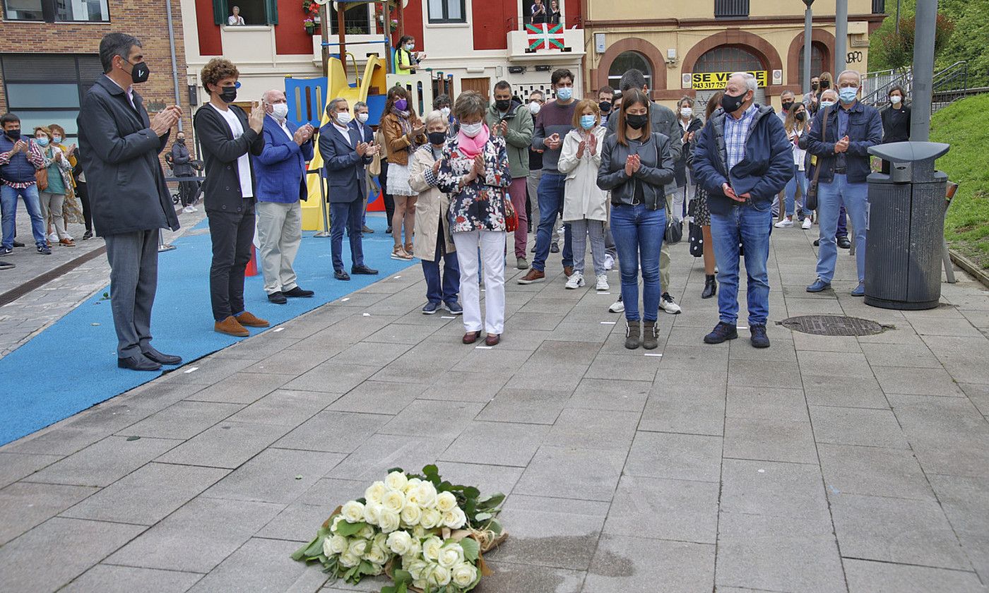 Mari Jose Bravo zenaren senideak eta Donostiako udal ordezkariak, atzo, Loiola auzoko omenaldian. MAIALEN ANDRES / FOKU.