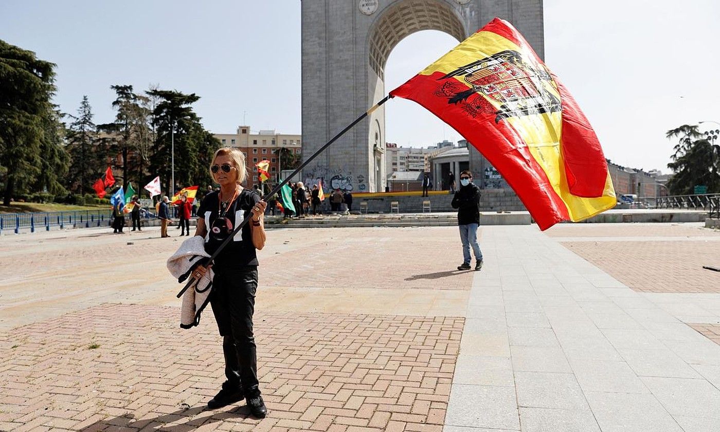 Emakume bat bandera frankistarekin Madrilen, martxoko ekitaldi batean. ZIPI / EFE.