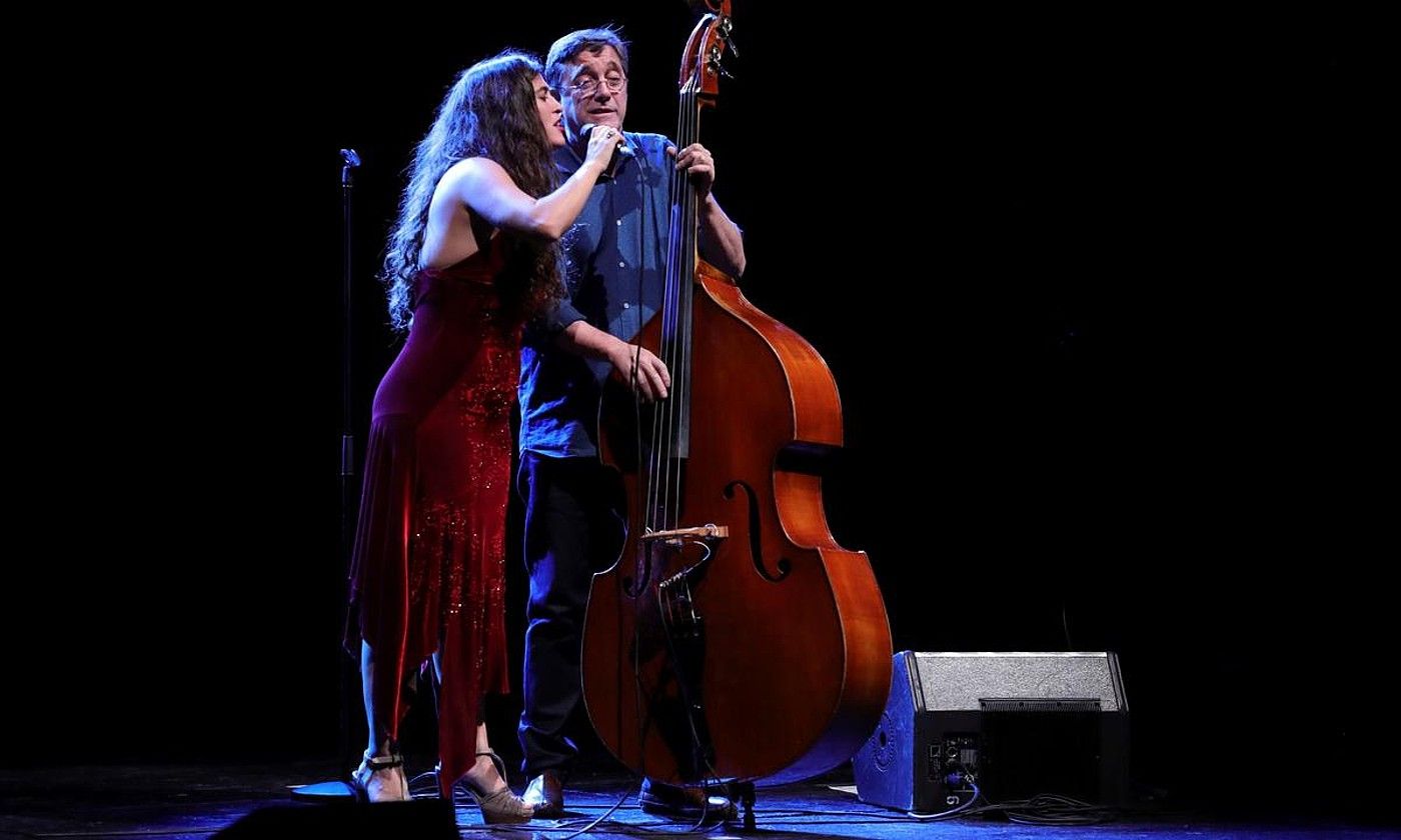 Javier Colina, Silvia Perez Cruz abeslariarekin, 2019an. JUANJO MARTIN / EFE. Javier Colina, Silvia Perez Cruz abeslariarekin, 2019an. JUANJO MARTIN / EFE.