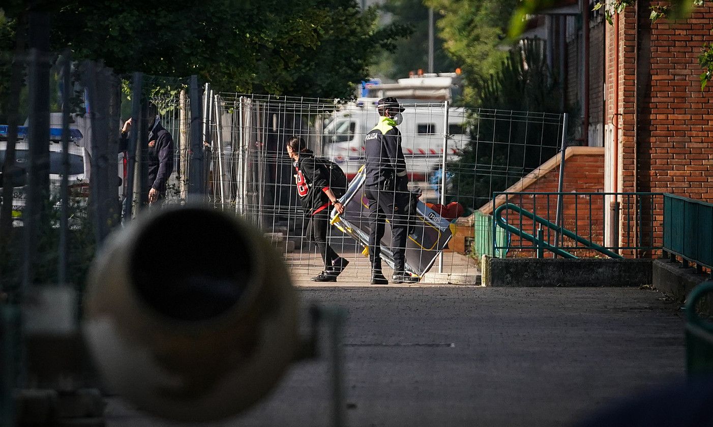 Atzo kaleratu zuten emakumeetako bat, bere gauzekin eraikinetik ateratzen. ENDIKA PORTILLO / FOKU.