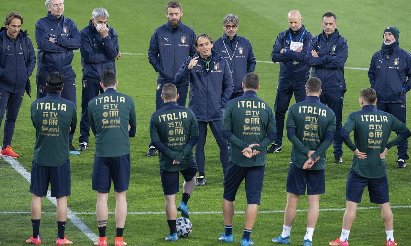 Roberto Mancini Italiako hautatzailea jokalariei aginduak ematen, entrenamendu batean. VASSIL DONEV / EFE. Roberto Mancini Italiako hautatzailea jokalariei aginduak ematen, entrenamendu batean. VASSIL DONEV / EFE.