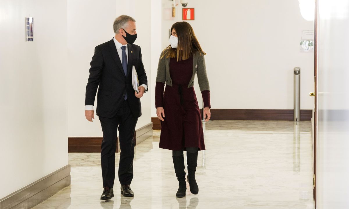 Iñigo Urkullu lehendakaria eta Miren Gorrotxategi Elkarrekin Podemos-IUko bozeramailea, Eusko Legebiltzarreko korridoreetan —artxiboko irudia—. J.R.BILBAO/ EFE. Iñigo Urkullu lehendakaria eta Miren Gorrotxategi Elkarrekin Podemos-IUko bozeramailea, Eusko Legebiltzarreko korridoreetan —artxiboko irudia—. J.R.BILBAO/ EFE.