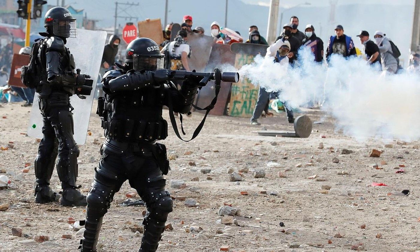 Polizia agente bat manifestarien aurka tiro egiten, duela bi aste, Bogotan. MAURICIO DUEÑAS CASTAÑEDA / EFE.
