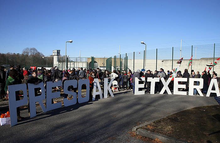 Presoen aldeko elkarretaratze bat Lannemezango espetxe atarian. BOB EDME