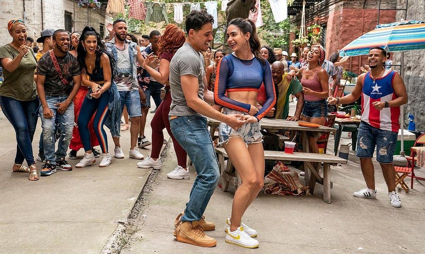 New Yorkeko auzo xume bateko zenbait gazteren ametsez mintzo da In The Heights film musikala. Goian, filmaren fotograma bat. IN THE HEIGHTS. New Yorkeko auzo xume bateko zenbait gazteren ametsez mintzo da In The Heights film musikala. Goian, filmaren fotograma bat. IN THE HEIGHTS.
