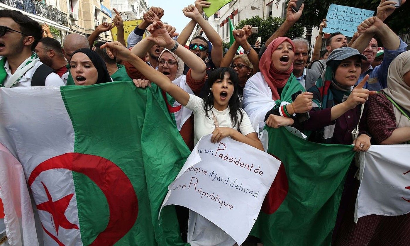 Manifestazio bat Aljerren, 2019ko presidentetzarako bozen atarian. AHMED GAID SALAH / EFE. Manifestazio bat Aljerren, 2019ko presidentetzarako bozen atarian. AHMED GAID SALAH / EFE.