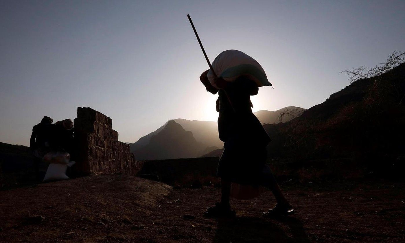 Yemengo herritar bat, otsailean, janari zaku batekin, 2015eko gerrak eragindako gosetean. YAHYA ARHAB / EFE.