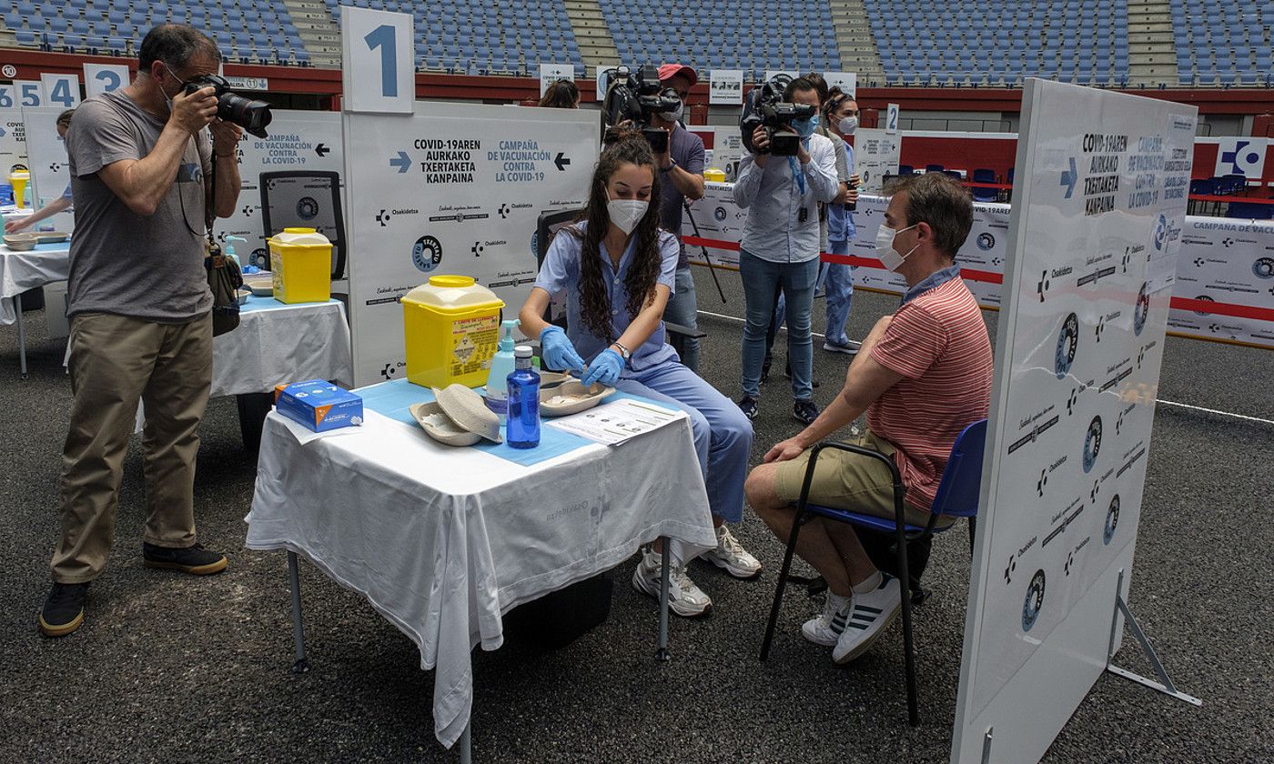 Txertaketa. Erizain bat pertsona bati txertoa ematen, Donostian, Illunbeko txertaketa gunean. JON URBE / FOKU.