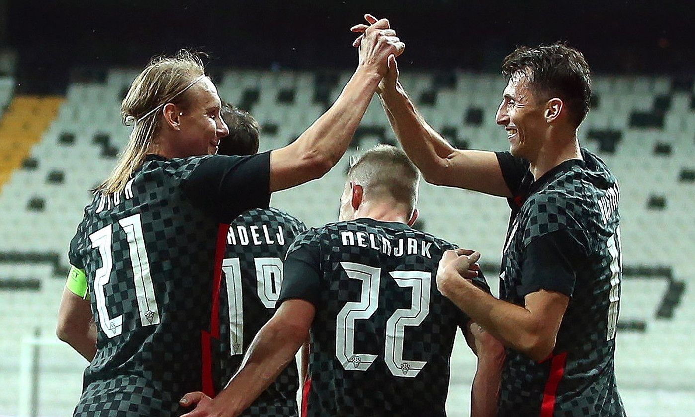 Ante Budimir, eskuinean, Kroaziarekin jokatutako partida batean. ERDEM SAHIN / EFE. Ante Budimir, eskuinean, Kroaziarekin jokatutako partida batean. ERDEM SAHIN / EFE.