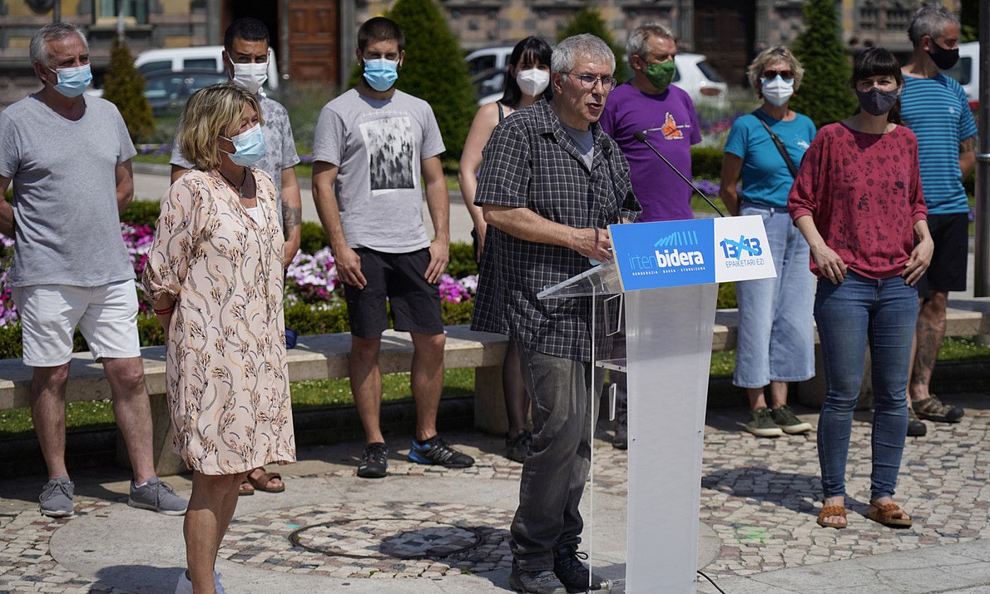 Julen Zelarain, beste auzipetuek eta zenbait herritarrek lagunduta, atzoko agerraldian, Bilbon. ARITZ LOIOLA / FOKU. Julen Zelarain, beste auzipetuek eta zenbait herritarrek lagunduta, atzoko agerraldian, Bilbon. ARITZ LOIOLA / FOKU.