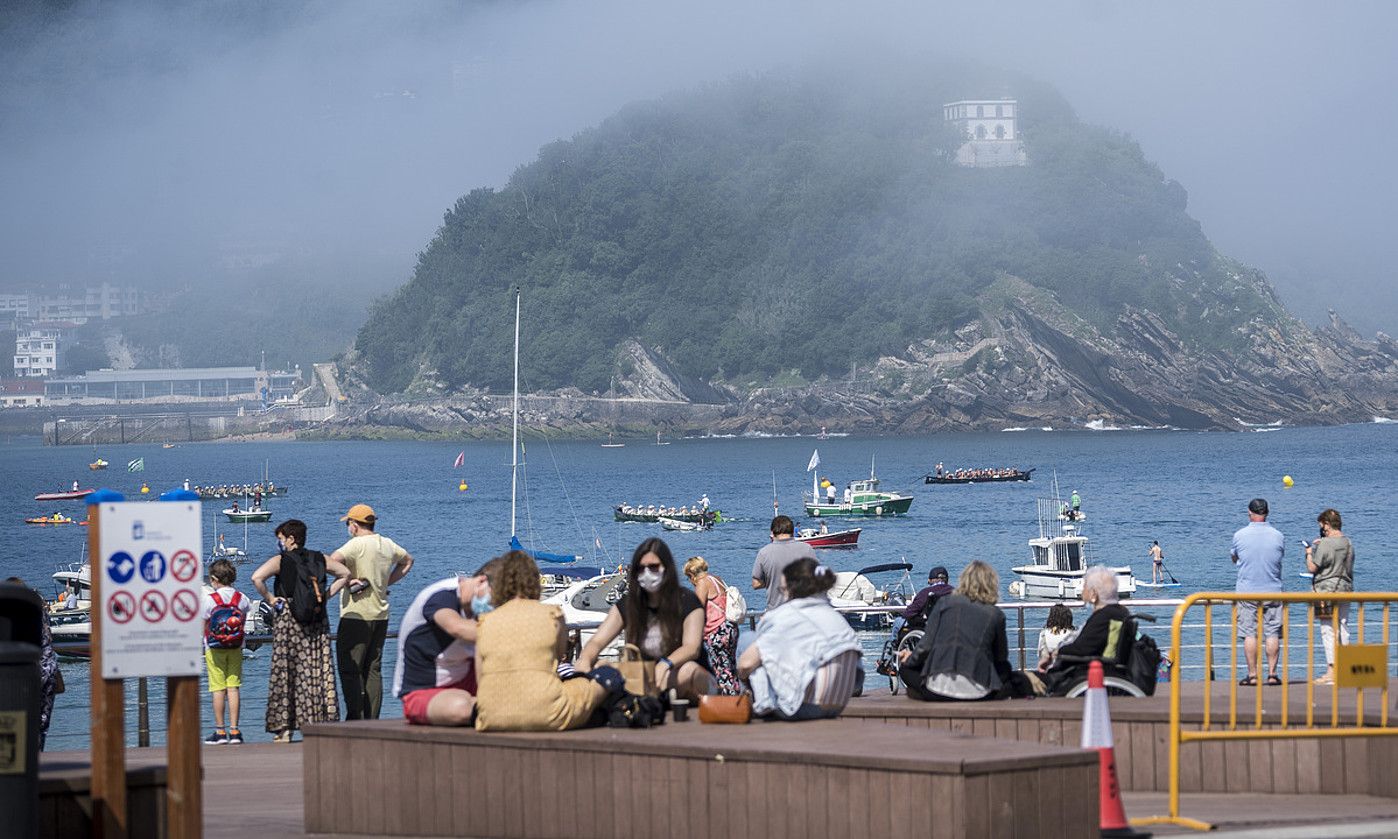 Hainbat lagun itsasotik gertu, Donostian. GORKA RUBIO / FOKU.