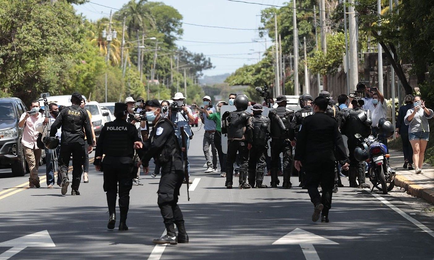 Nikaraguako Polizia, Cristiana Chamorroren etxean eginiko operazioan, aurreko astean. JORGE TORRES / EFE.