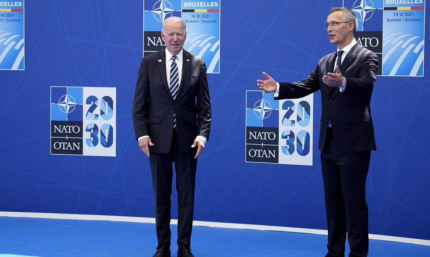 Joe Biden AEBetako presidentea eta Jens Stoltenberg NATOko idazkari nagusia, atzo, Bruselan. FRANCOIS MORI / EFE.
