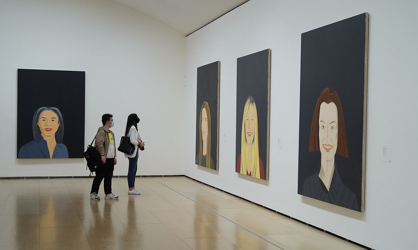 Bisitari bi Guggenheim museoan, Alex Katz artistaren Irribarreak obra sortari begira. ARITZ LOIOLA / FOKU.