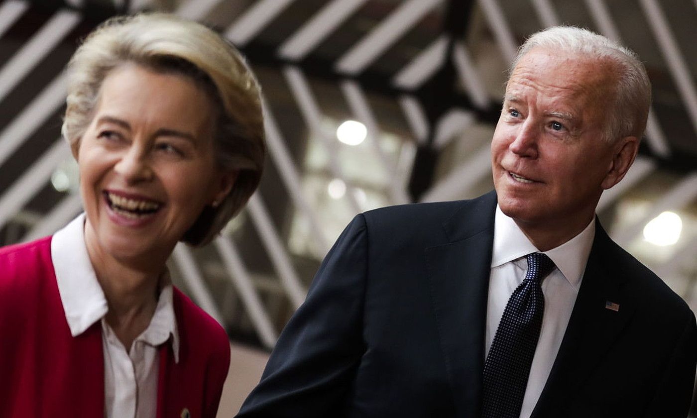 Ursula von der Leyen eta Joe Biden, atzo, Bruselan, akordioa iragarri eta gero. OLIVIER HOSLET / EFE.