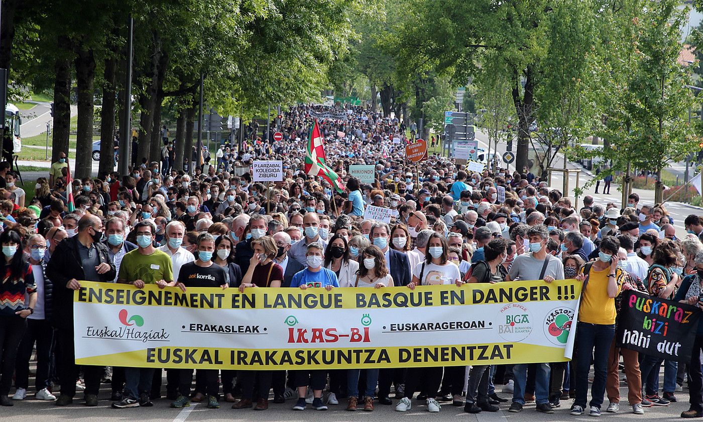 Konstituzio Kontseiluaren ebazpena salatzeko protesta jendetsua egin zuten Baionan, maiatzaren 29an. BOB EDME.