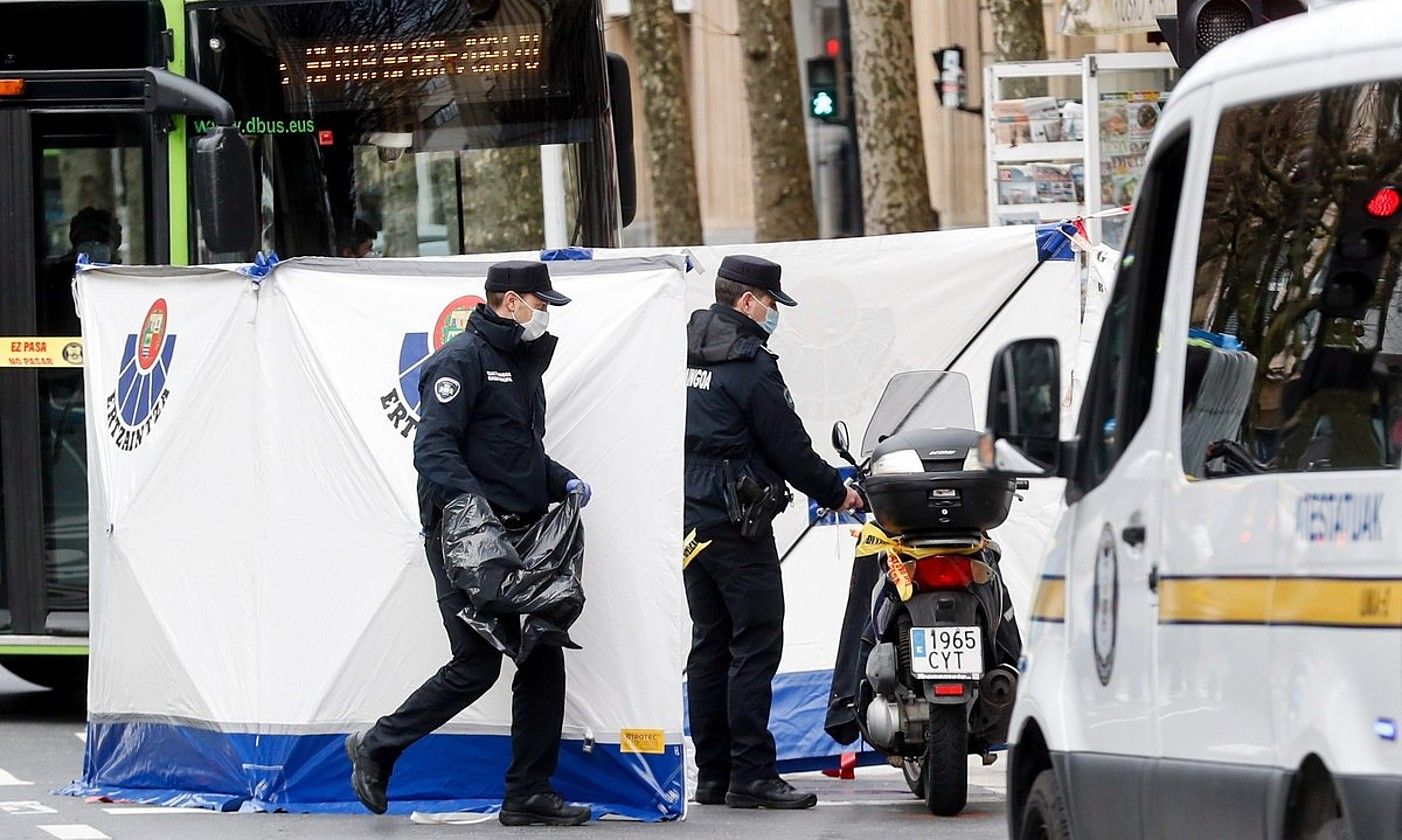 Bi polizia Donostian, joan den otsailaren 11n, moto istripu bat gertatu zen tokian. JUAN HERRERO / EFE