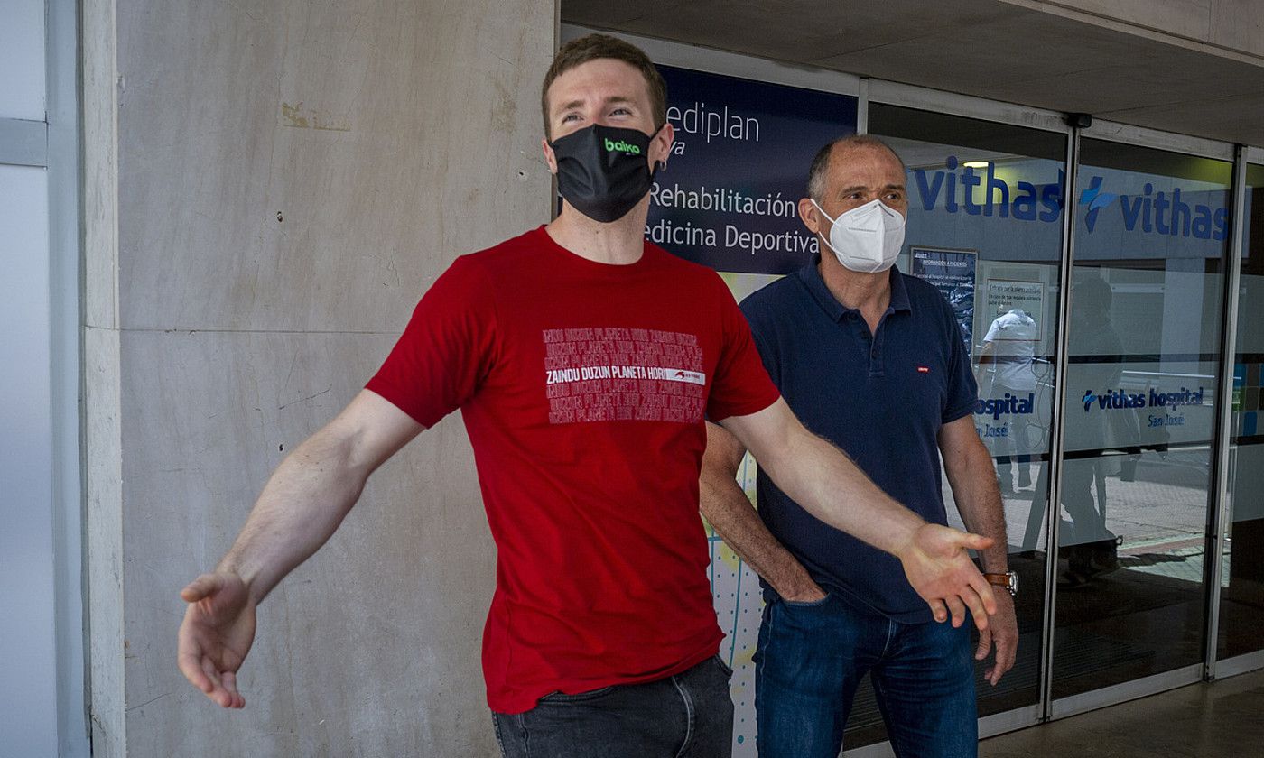 Iñaki Artola eta Iñigo Simon medikua, atzo, Mikel Sanchezek Gasteizen duen kontsultatik irten berritan. JAIZKI FONTANEDA / FOKU.