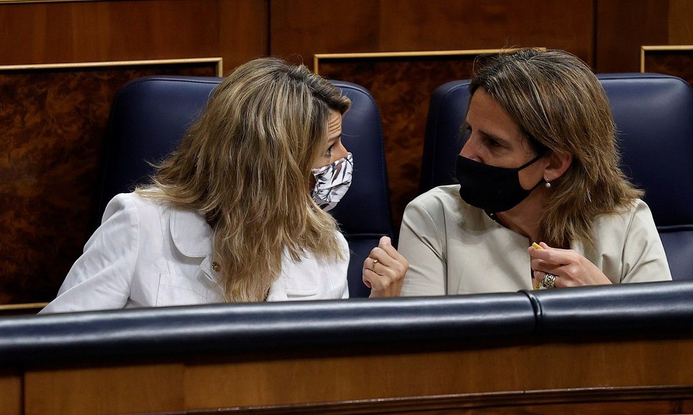 Yolanda Diaz Espainiako Lan ministroa eta Teresa Ribera Trantsizio Ekologikoarena, Diputatuen Kongresuan, atzo. CHEMA MOYA / EFE.