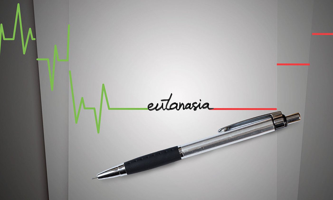 Diputatuak txaloka Espainiako Kongresuan, legea onartu berritan. ZIPI / EFE. Diputatuak txaloka Espainiako Kongresuan, legea onartu berritan. ZIPI / EFE.