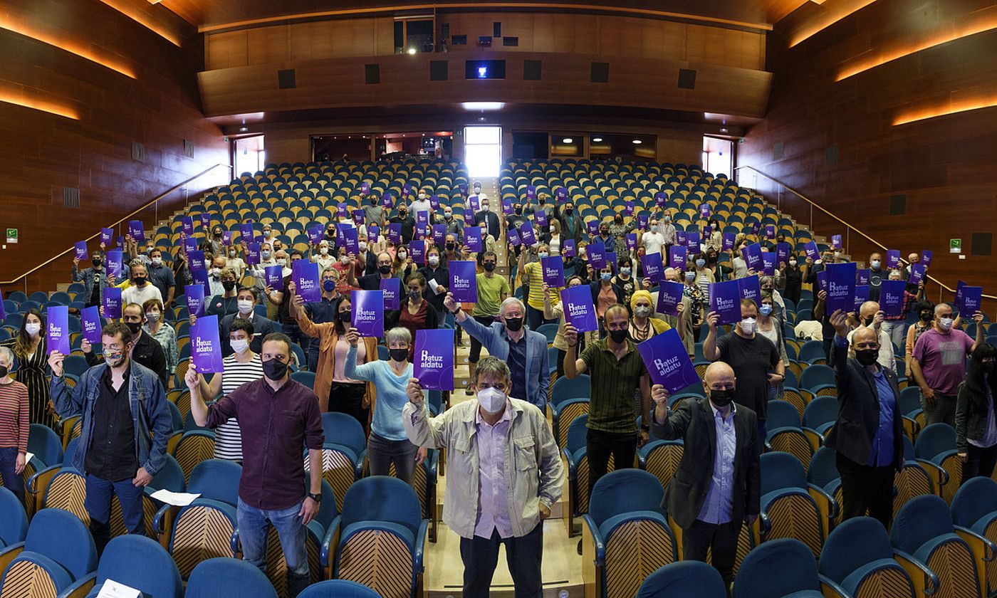 Batuz aldatu hizkuntza politiketan eragiteko adostasun sozialarekin bat egin duten eragileen ordezkariak, atzo, Donostiako Kursaalean egindako agerraldian. JON URBE / FOKU. Batuz aldatu hizkuntza politiketan eragiteko adostasun sozialarekin bat egin duten eragileen ordezkariak, atzo, Donostiako Kursaalean egindako agerraldian. JON URBE / FOKU.