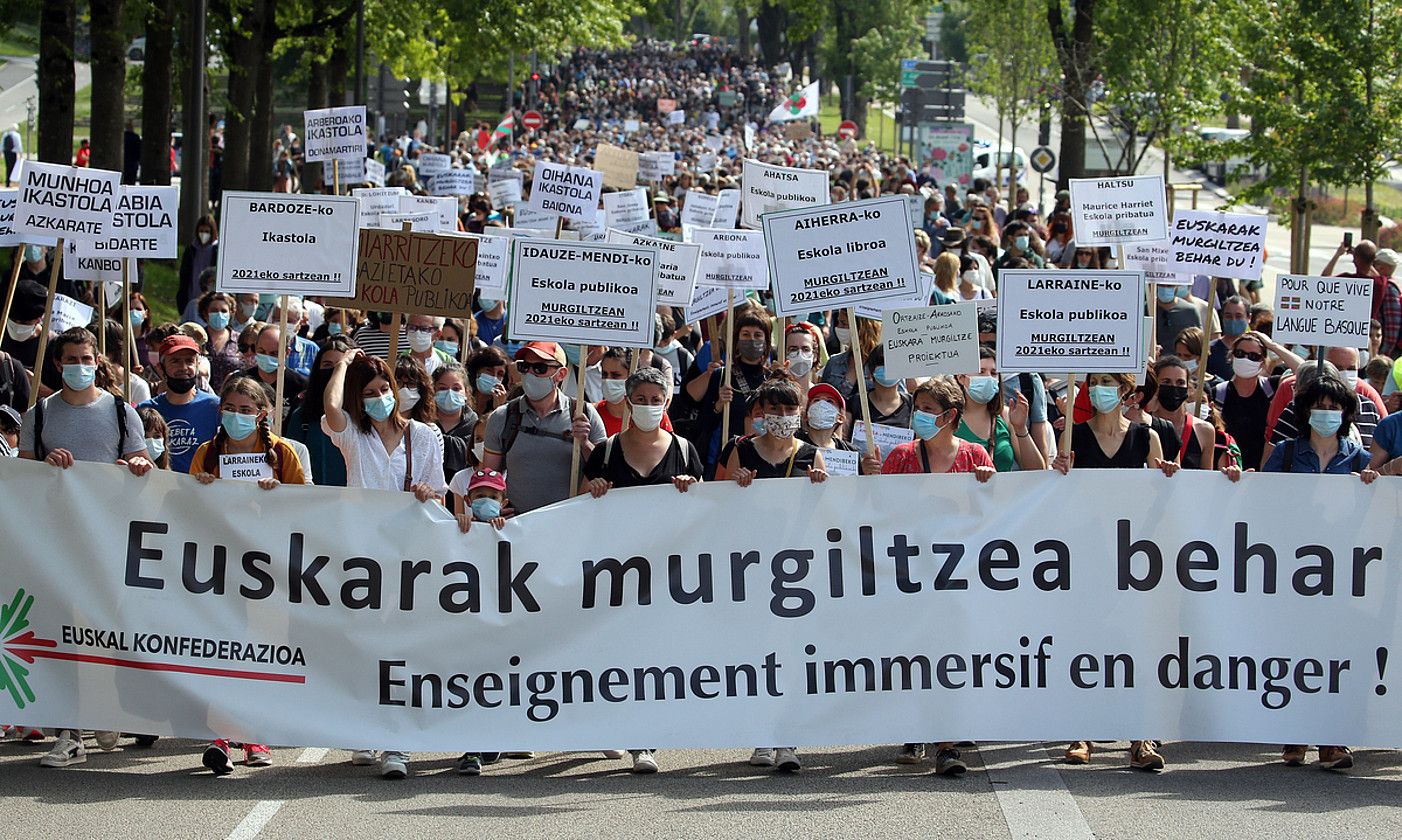 Euskarazko irakaskuntzaren aldeko mobilizazio jendetsua egin zuten maiatzaren 29an, Baionan. BOB EDME.