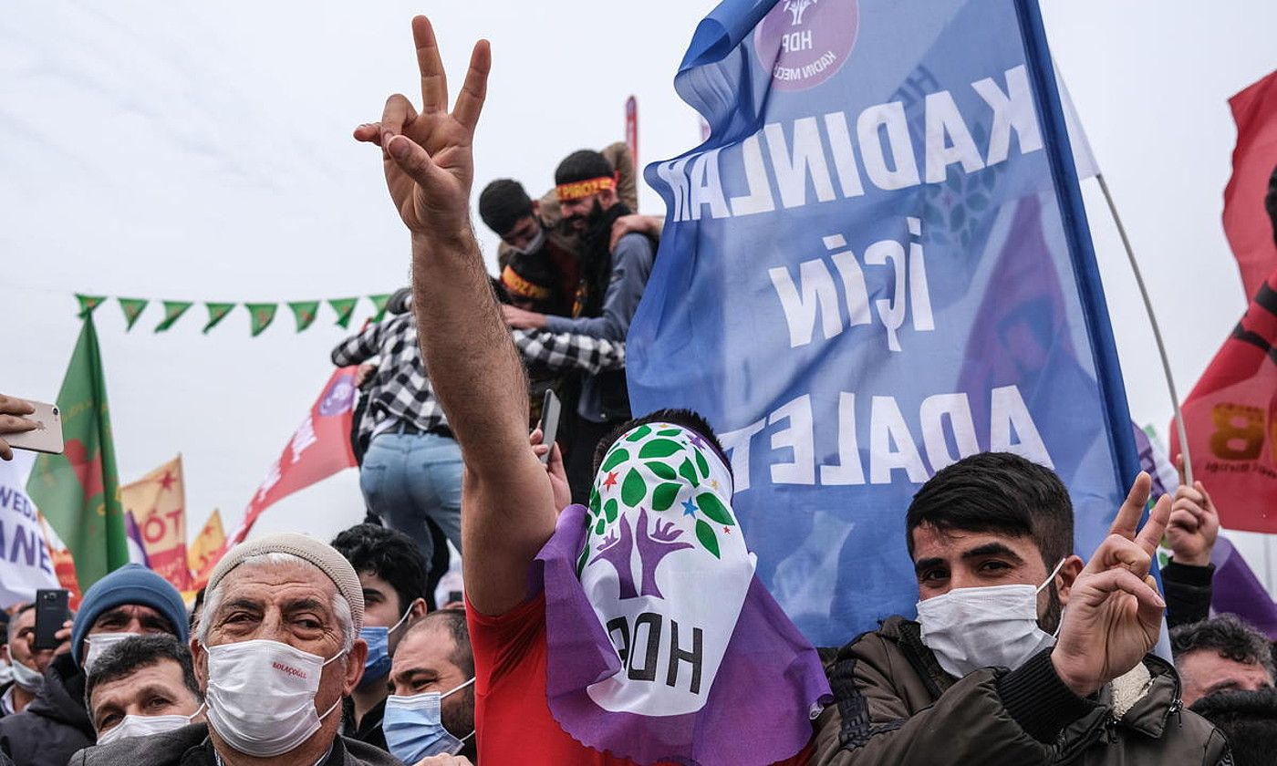 HDPren jarraitzaileak Istanbulen, Newroz kurduen jai nazionalean, martxoaren 20an. SEDAT SUNA / EFE.