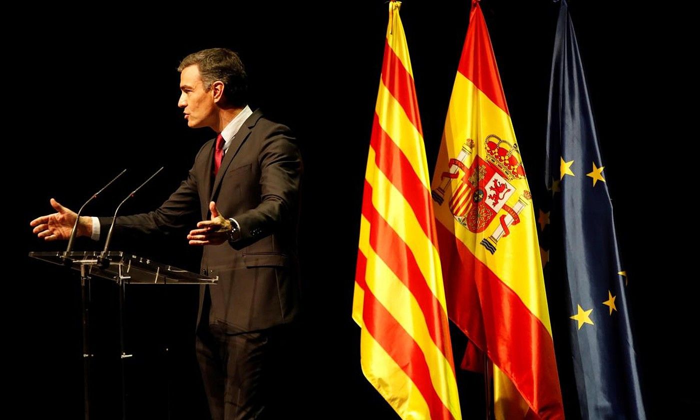 Espainiako presidente Pedro Sanchez, atzoko agerraldian, Bartzelonan. TONI ALBIR / EFE.