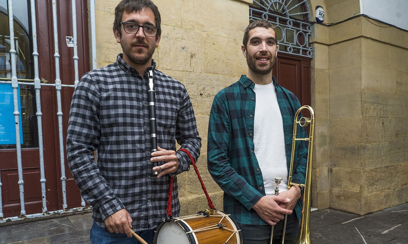 Peio Irigoien eta Imanol Iribarren, atzo, Donostian eginiko aurkezpenean. GORKA RUBIO / FOKU.