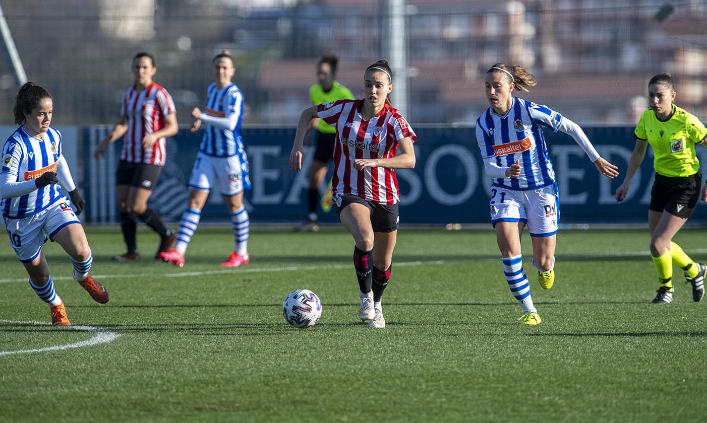 Jone Ibañez, baloiarekin, Nerea Eizagirre eta Gemma Giliren artean, Realak eta Athleticek denboraldi honetan Zubietan jokatutako derbian. JON URBE / FOKU.