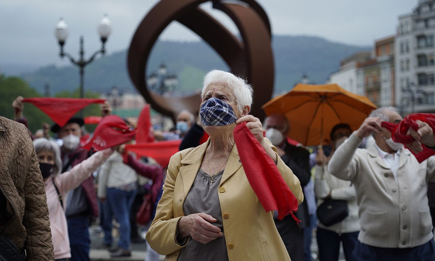 Emakume bat pentsio duinen aldeko manifestazio batean, maiatzaren amaieran, Bilbon. ARITZ LOIOLA / FOKU. Emakume bat pentsio duinen aldeko manifestazio batean, maiatzaren amaieran, Bilbon. ARITZ LOIOLA / FOKU.