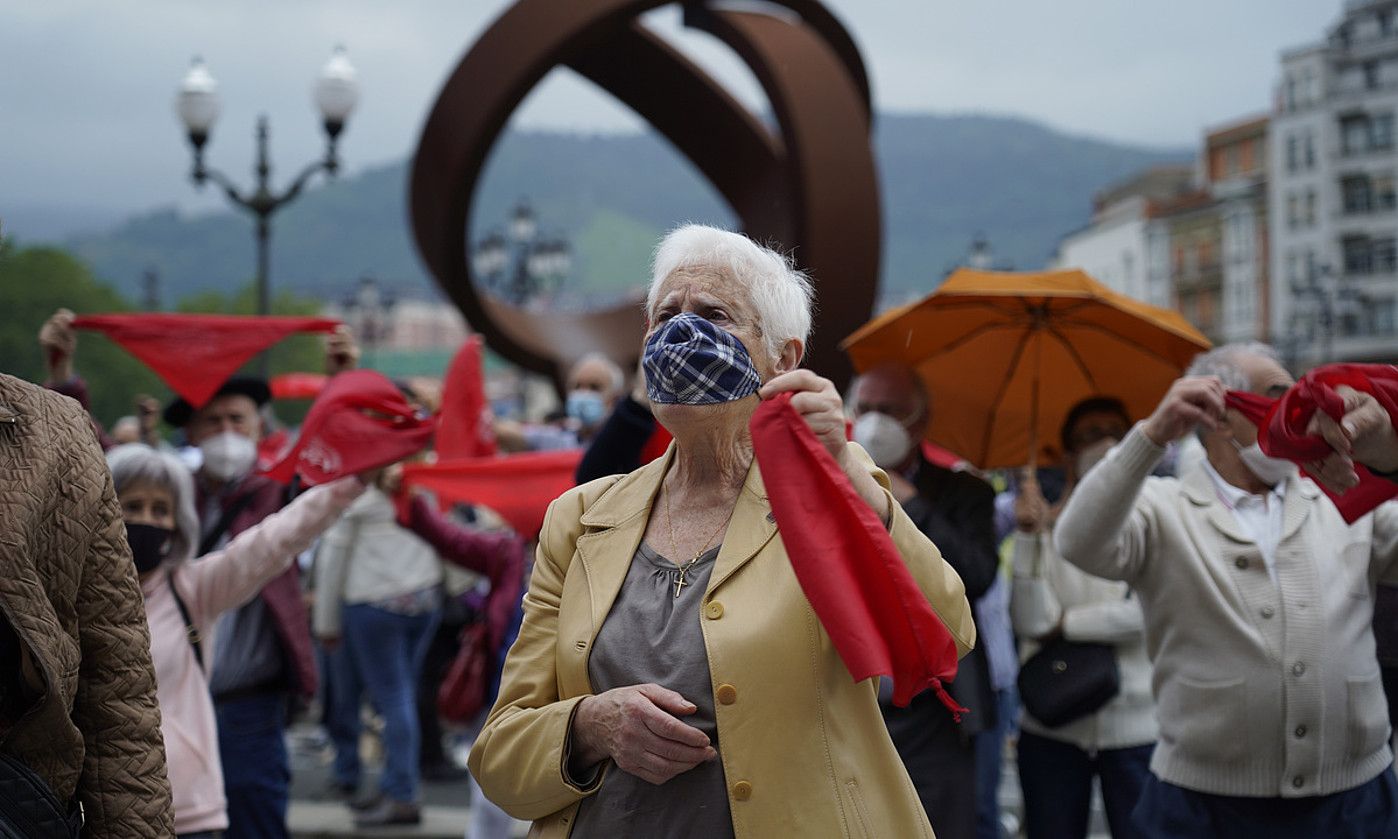 Emakume bat pentsio duinen aldeko manifestazio batean, maiatzaren amaieran, Bilbon. ARITZ LOIOLA / FOKU.