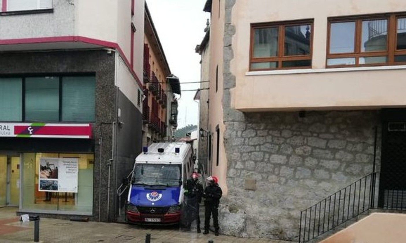Ertzaintzaren auto bat, atzo, Lekeition. BERRIA. Ertzaintzaren auto bat, atzo, Lekeition. BERRIA.