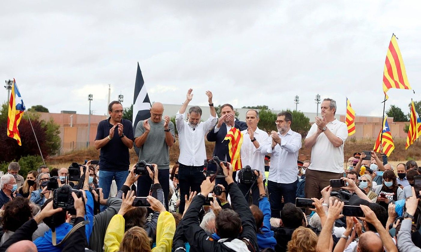 Ezkerretik eskuinera, Rull, Romeva, Cuixart, Junqueras, Turull, Sanchez eta Forn, kartzelatik irten berri. QUIQUE GARCIA / EFE. Ezkerretik eskuinera, Rull, Romeva, Cuixart, Junqueras, Turull, Sanchez eta Forn, kartzelatik irten berri. QUIQUE GARCIA / EFE.