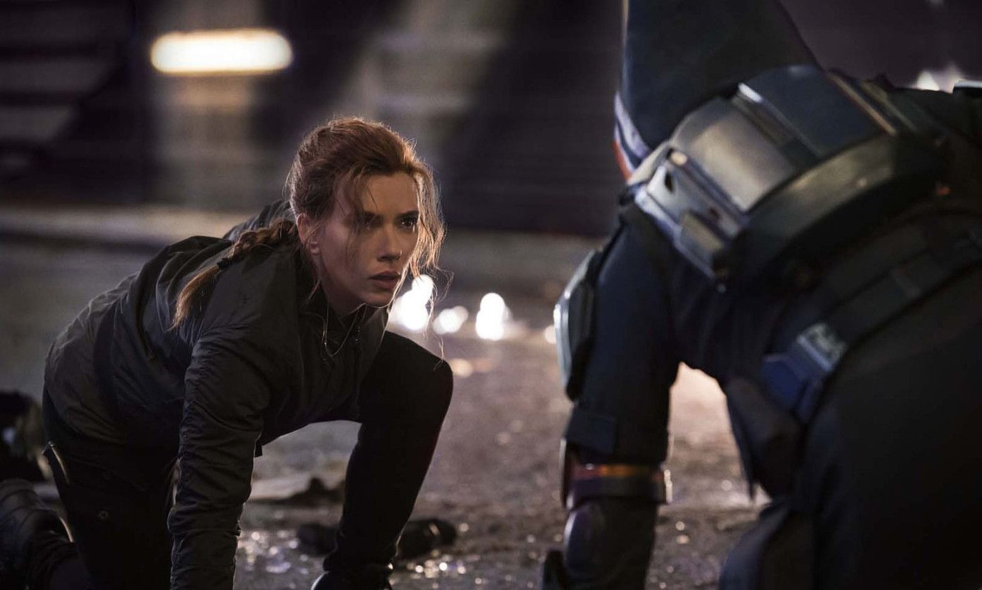 Scarlett Johansson antzezleak jokatzen du Black Widowen rola. BLACK WIDOW.