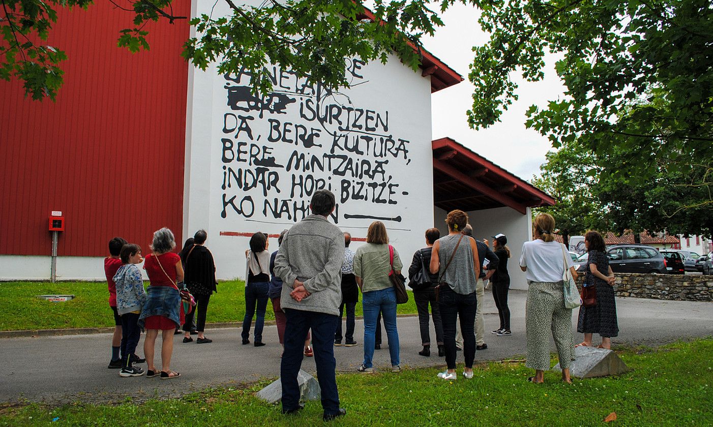 Herriarekin lotura tinkoak bilatzen ditu Sismikazot artista bikoteak. SAPCEJUNK. Herriarekin lotura tinkoak bilatzen ditu Sismikazot artista bikoteak. SAPCEJUNK.