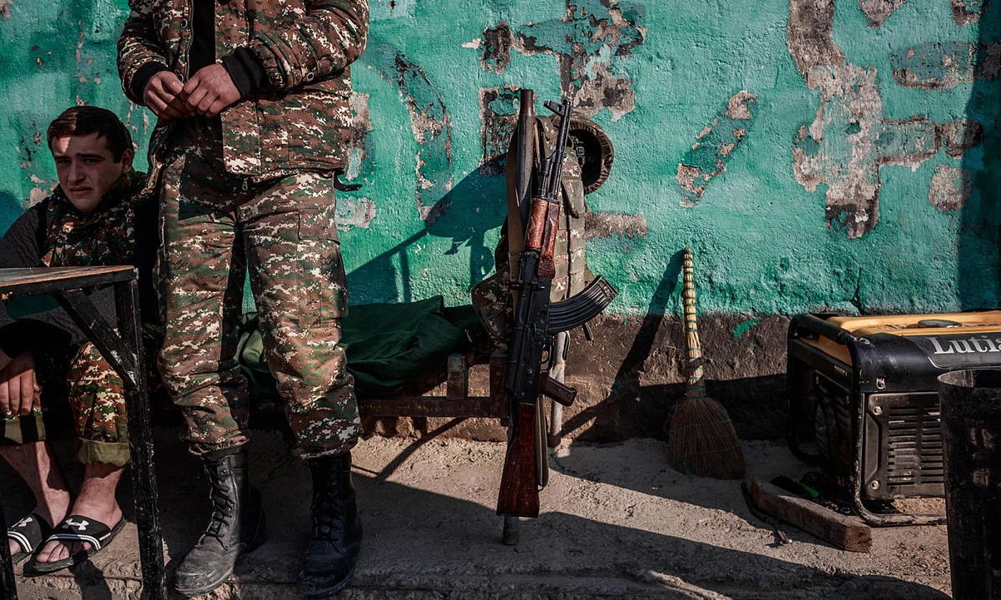 Soldadu armeniarrak Martakerteko kontrolgune batean, Karabakh Garaian. CHRISTOPHE PETIT TESSON / EFE.