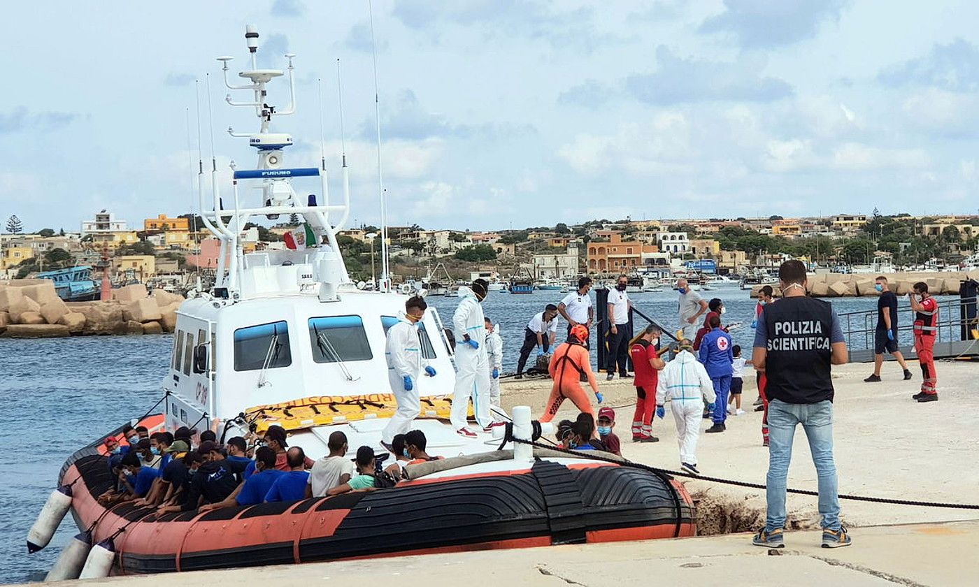 Zenbait pertsona Lampedusara iritsi berritan, iaz. ELIO DESIDERIO / EFE.