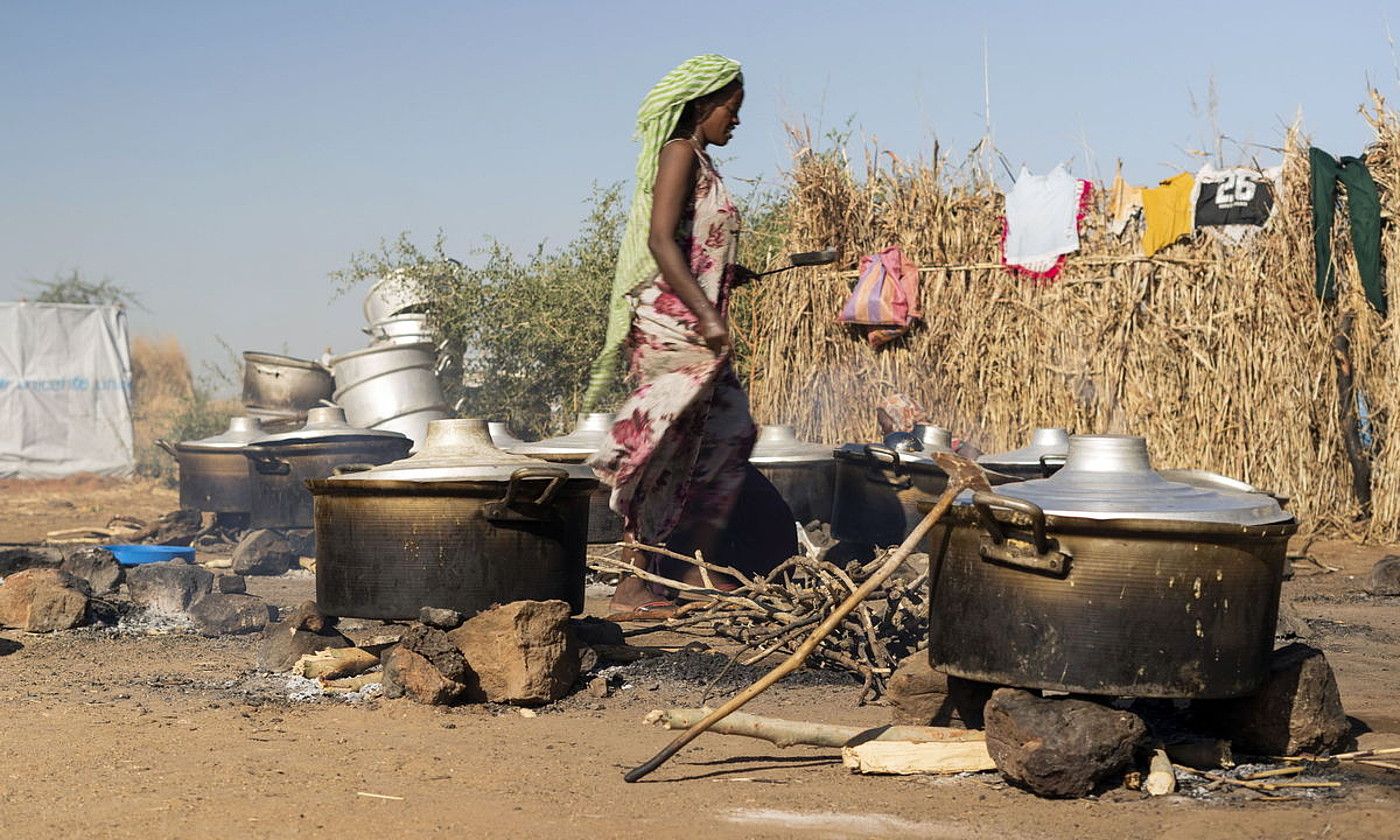 Emakume etiopiar bat, Um Rakuba errefuxiatu kanpalekuan, Sudanen. ALA KHEIR / EFE. Emakume etiopiar bat, Um Rakuba errefuxiatu kanpalekuan, Sudanen. ALA KHEIR / EFE.