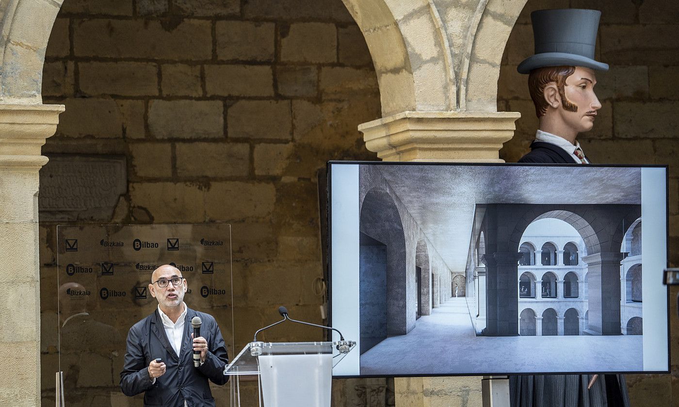 Antonio Vaillo arkitektoa, behin betiko proiektua azaltzen, museoaren klaustroan atzo egindako prentsaurrekoan. MARISOL RAMIREZ / FOKU.